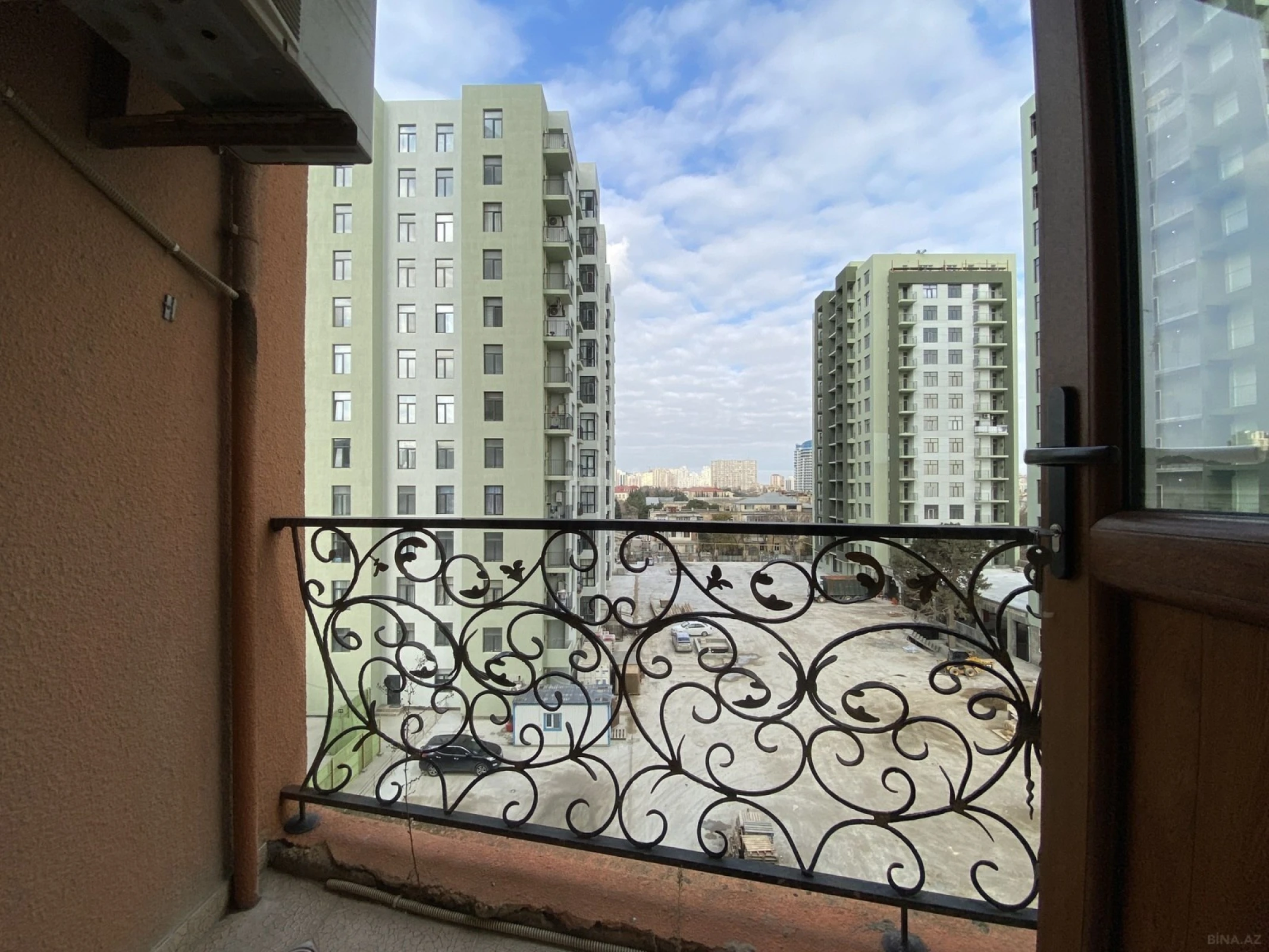 Satılır 5 otaqlı mənzil 225 m²