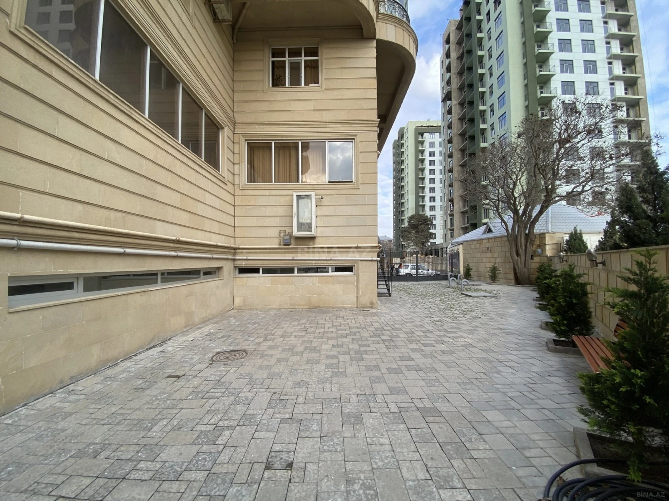 Satılır 5 otaqlı mənzil 225 m²