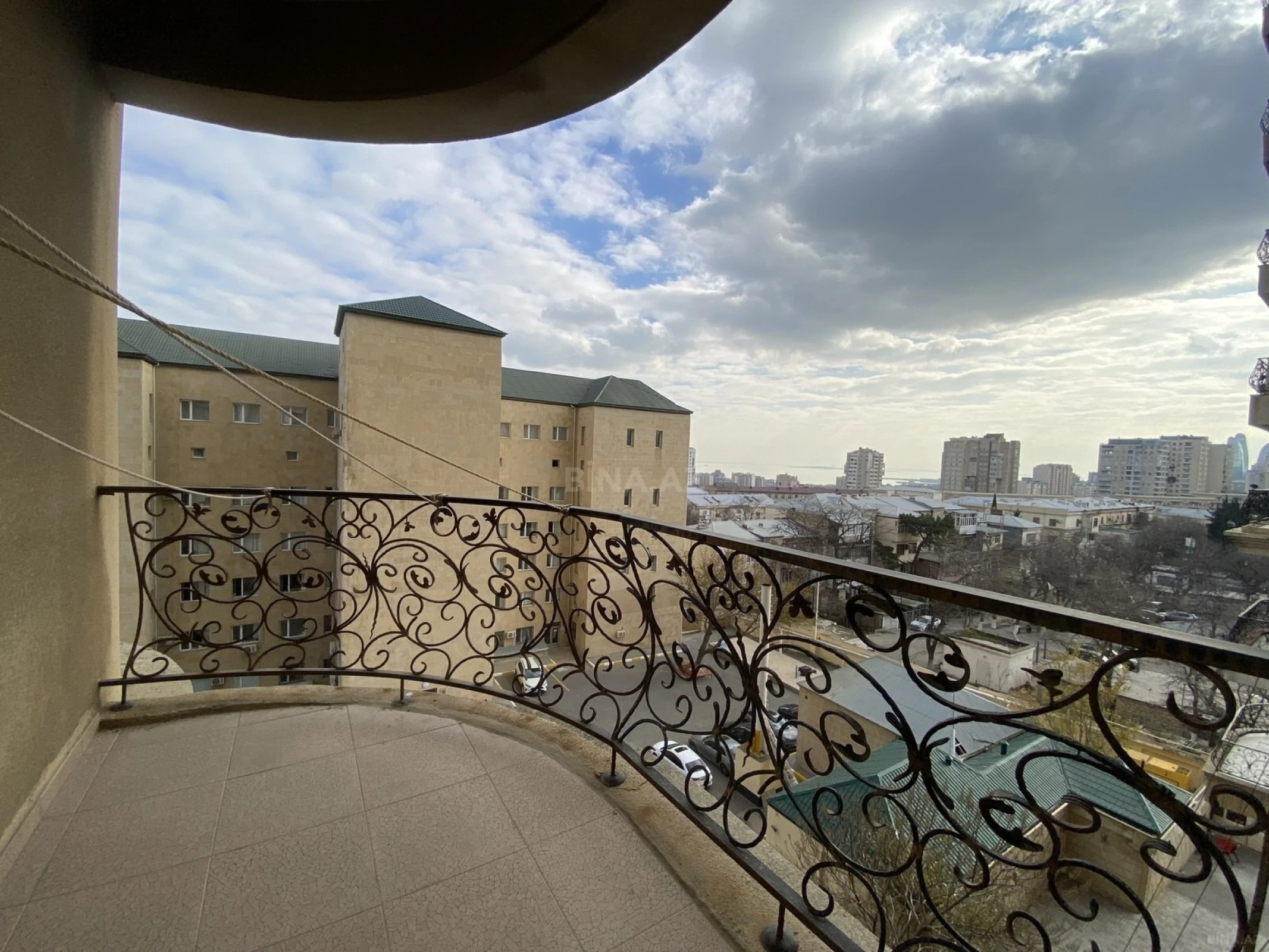 Satılır 5 otaqlı mənzil 225 m²