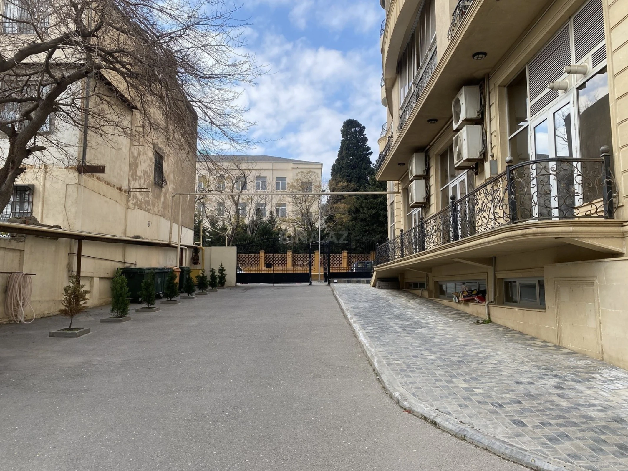 Satılır 5 otaqlı mənzil 225 m²