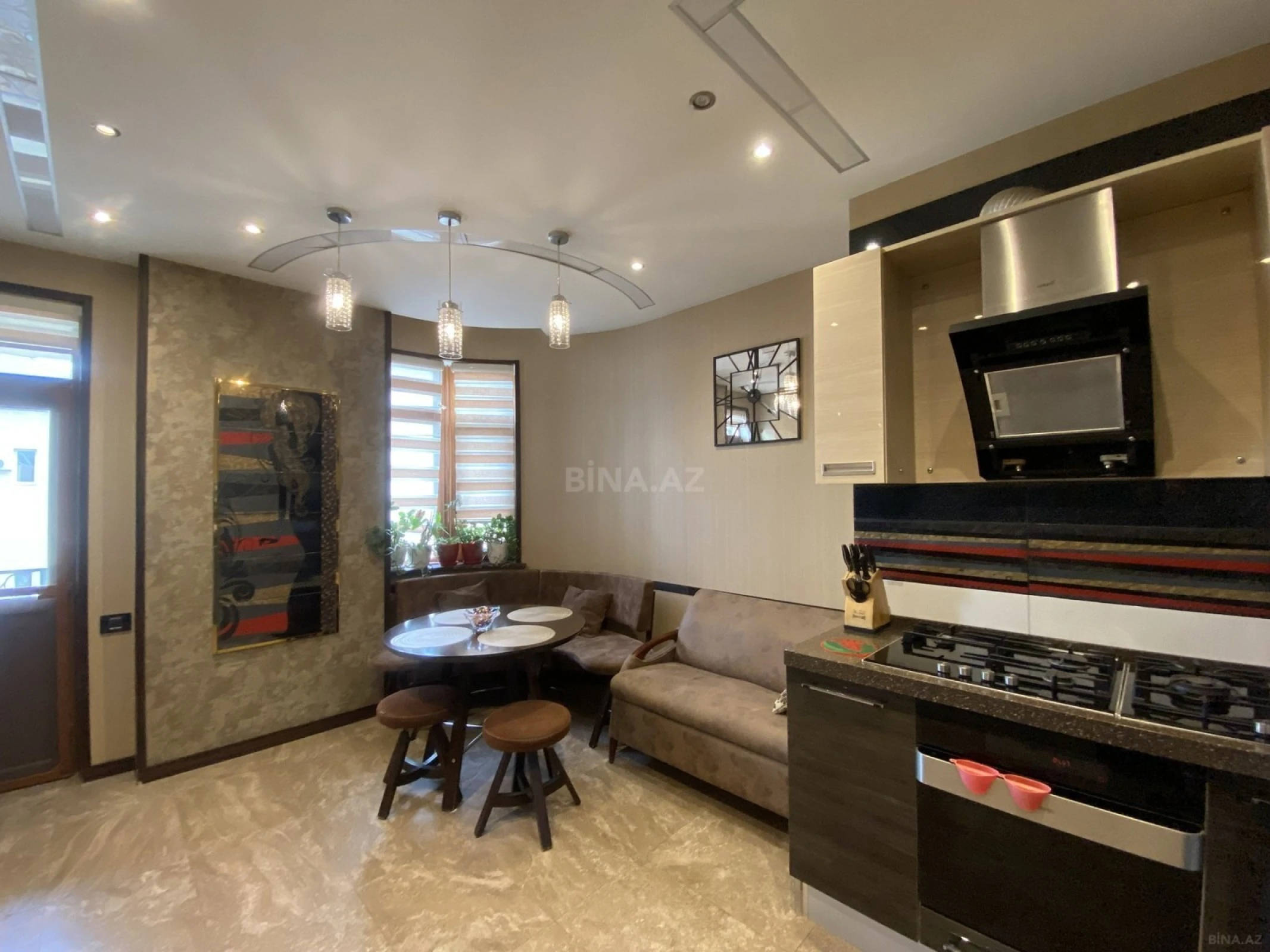Satılır 5 otaqlı mənzil 225 m²
