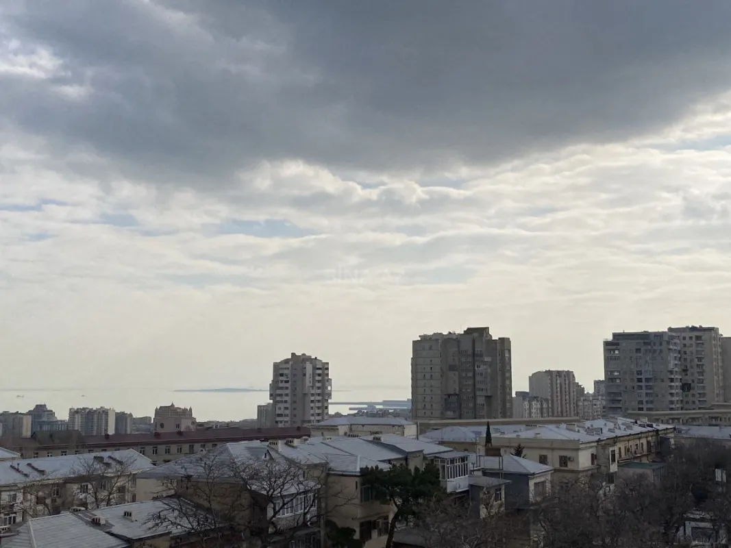 Satılır 5 otaqlı mənzil 225 m²