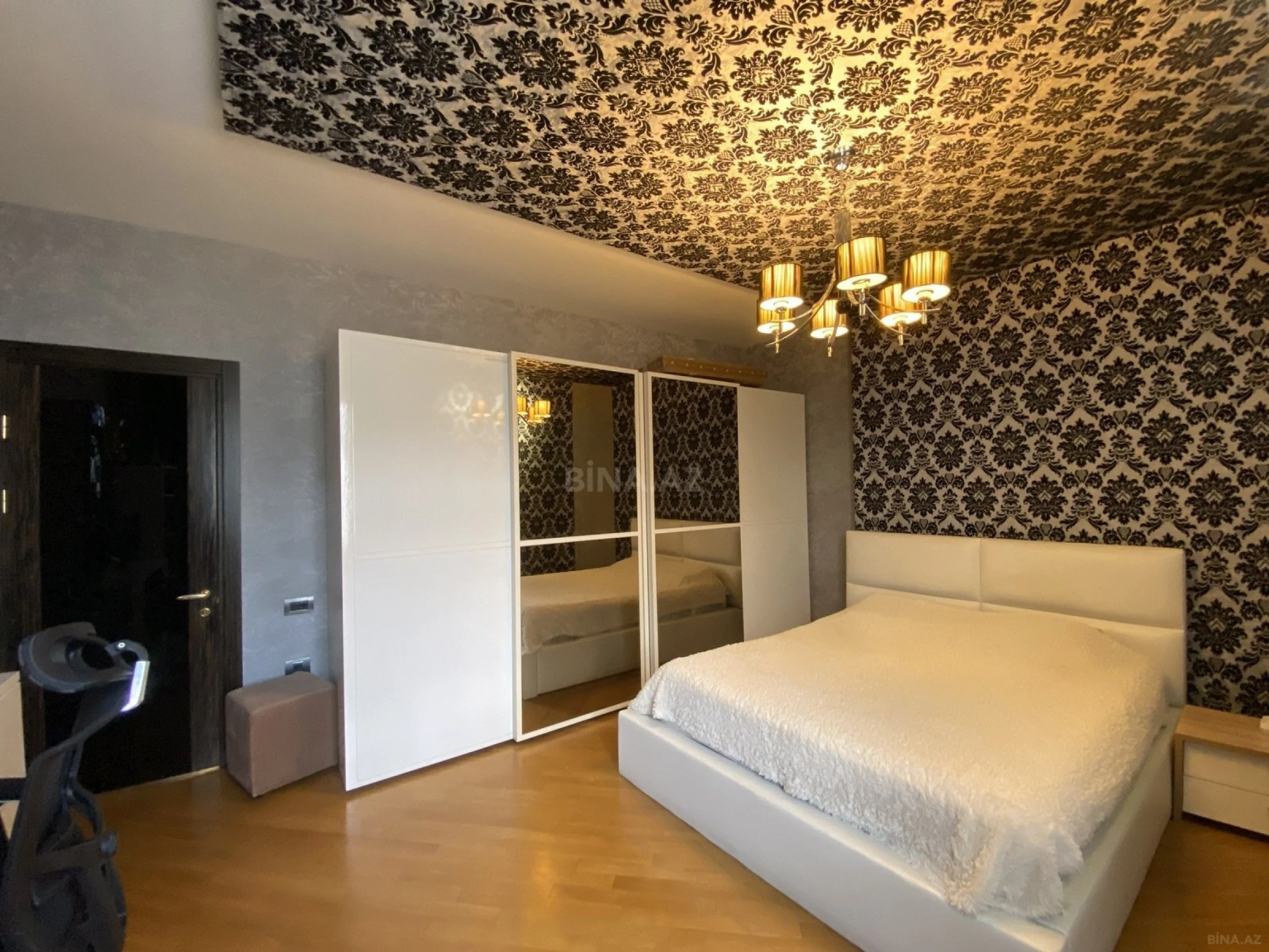 Satılır 5 otaqlı mənzil 225 m²