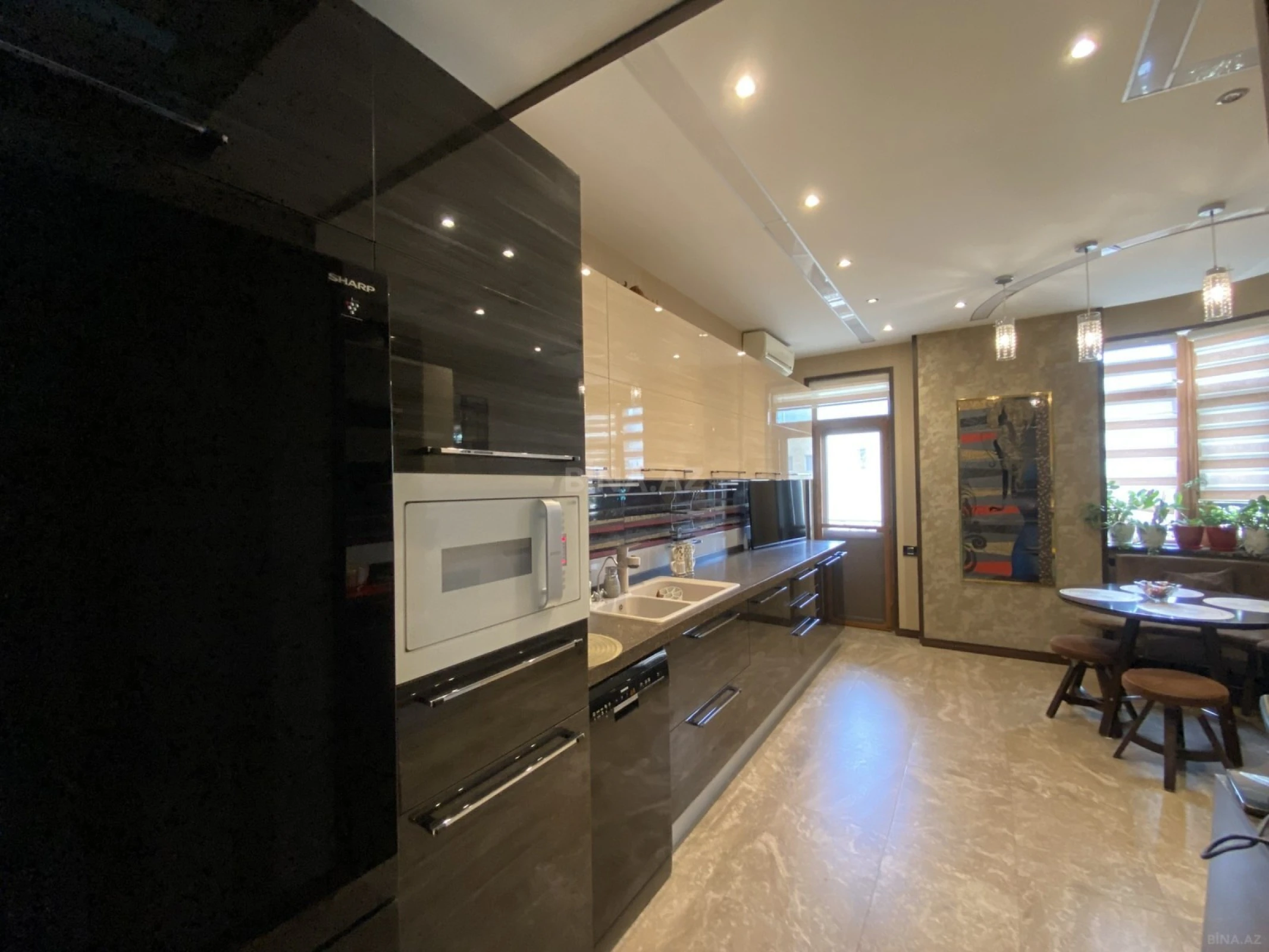Satılır 5 otaqlı mənzil 225 m²