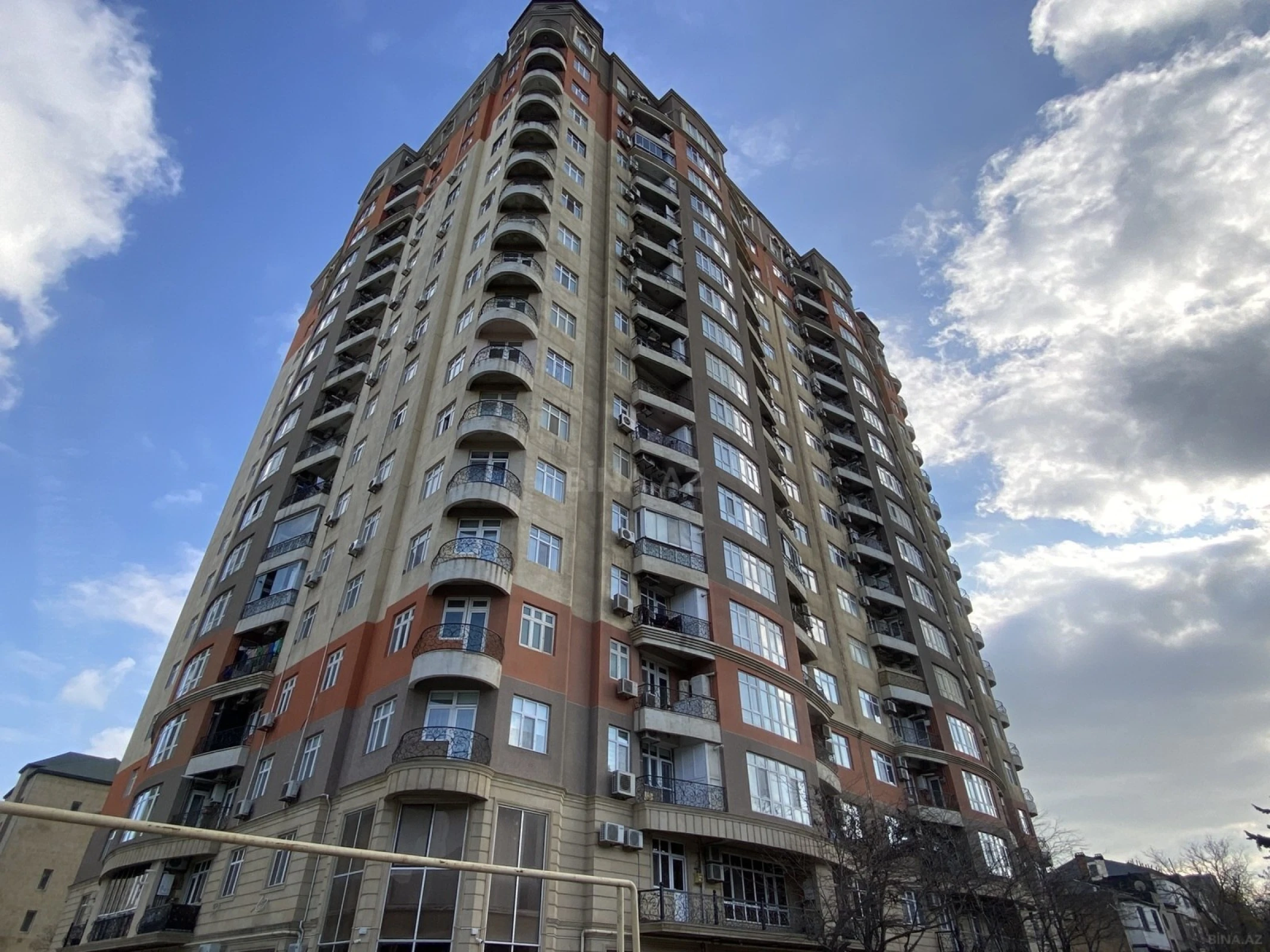 Satılır 5 otaqlı mənzil 225 m²