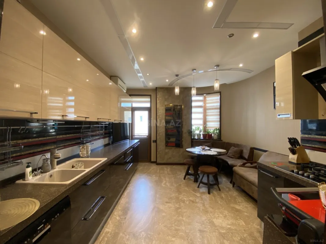 Satılır 5 otaqlı mənzil 225 m²