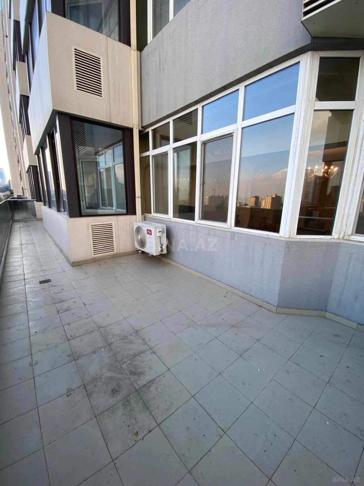 Satılır 4 otaqlı mənzil 160 m²