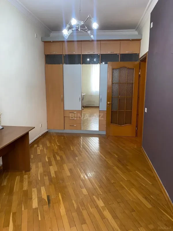 Satılır 4 otaqlı mənzil 160 m²