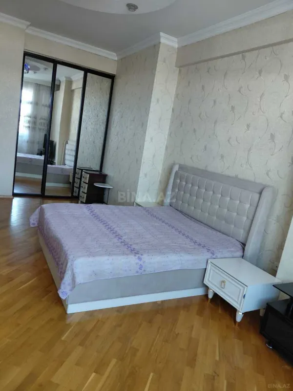 Satılır 3 otaqlı mənzil 178 m²