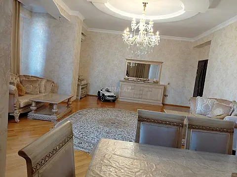 Satılır 3 otaqlı mənzil 178 m²