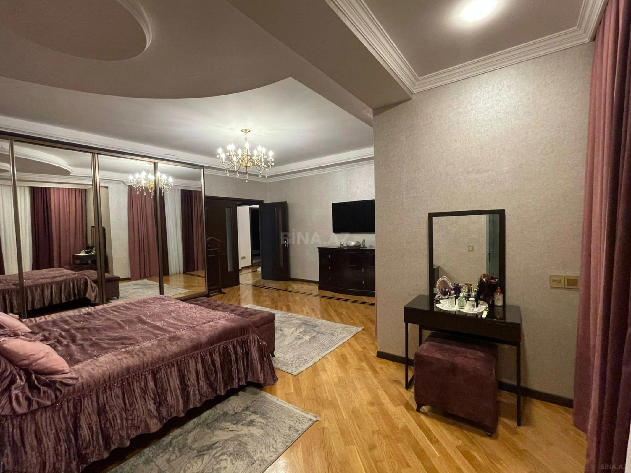 Satılır 4 otaqlı mənzil 230 m²