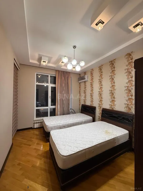 Satılır 3 otaqlı mənzil 135 m²