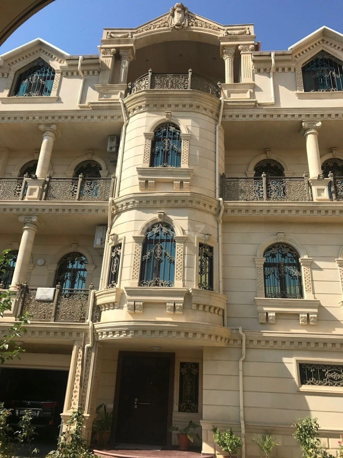 Satılır 9 otaqlı həyət evi 671 m²