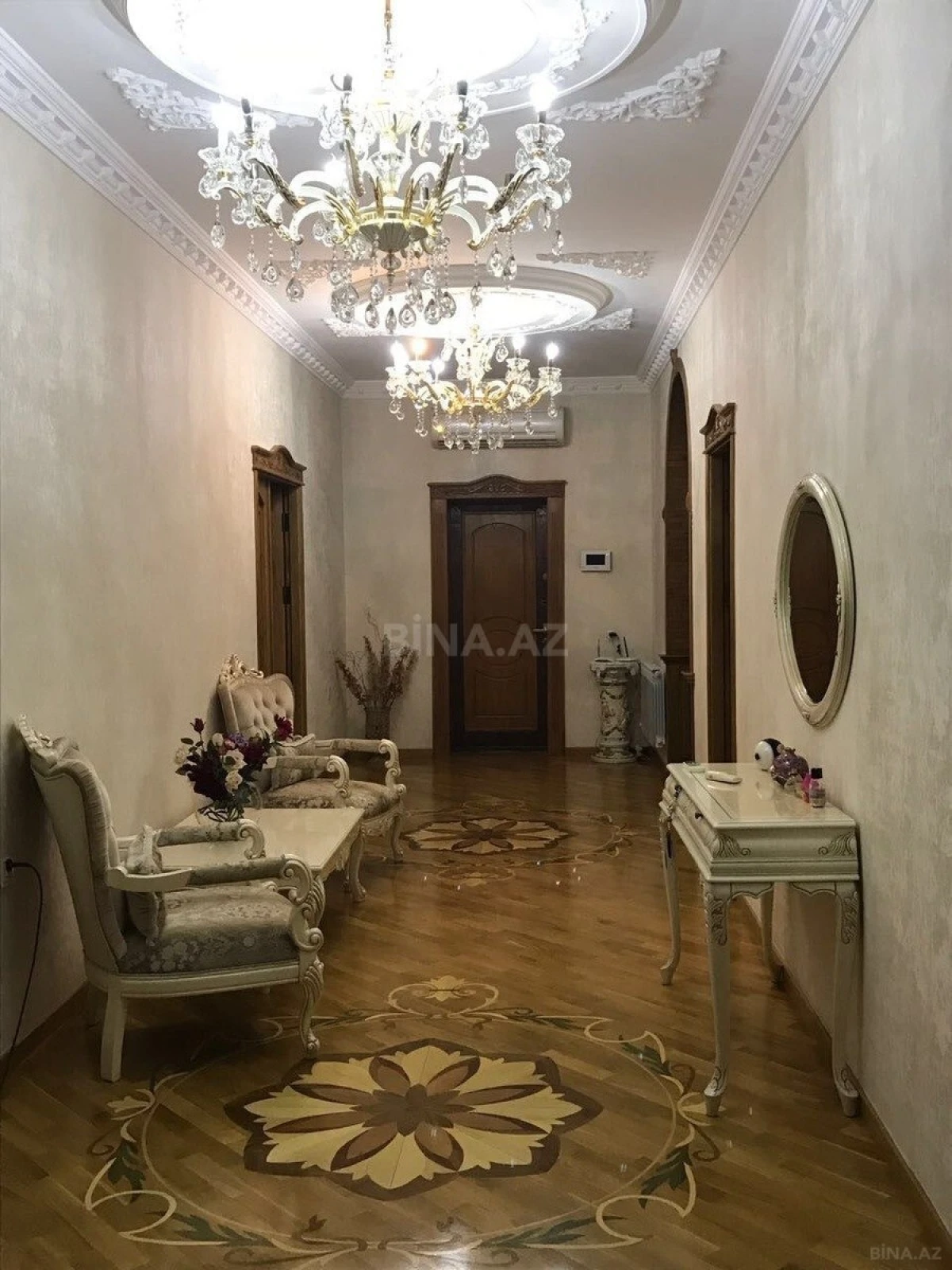 Satılır 9 otaqlı həyət evi 671 m²