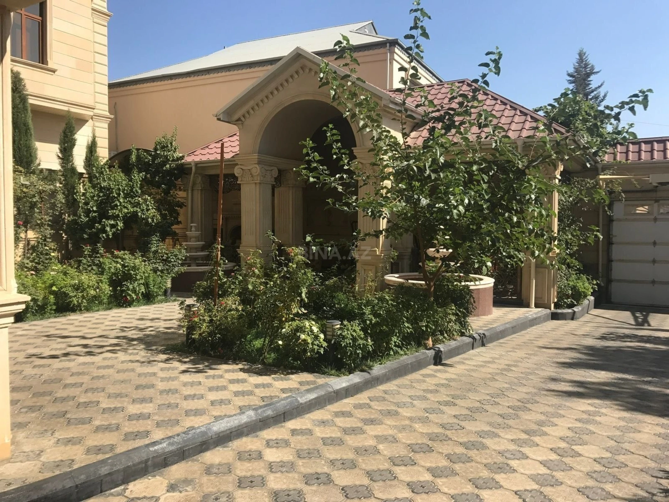 Satılır 9 otaqlı həyət evi 671 m²