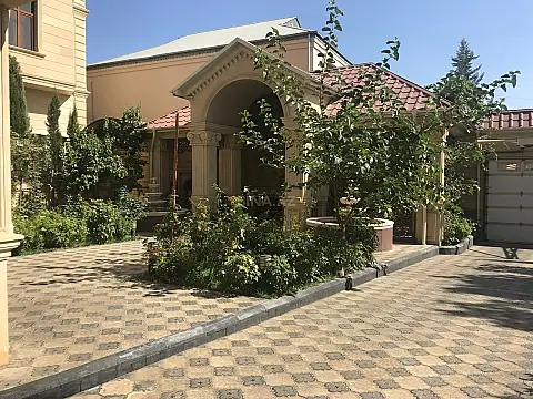 Satılır 9 otaqlı həyət evi 671 m²