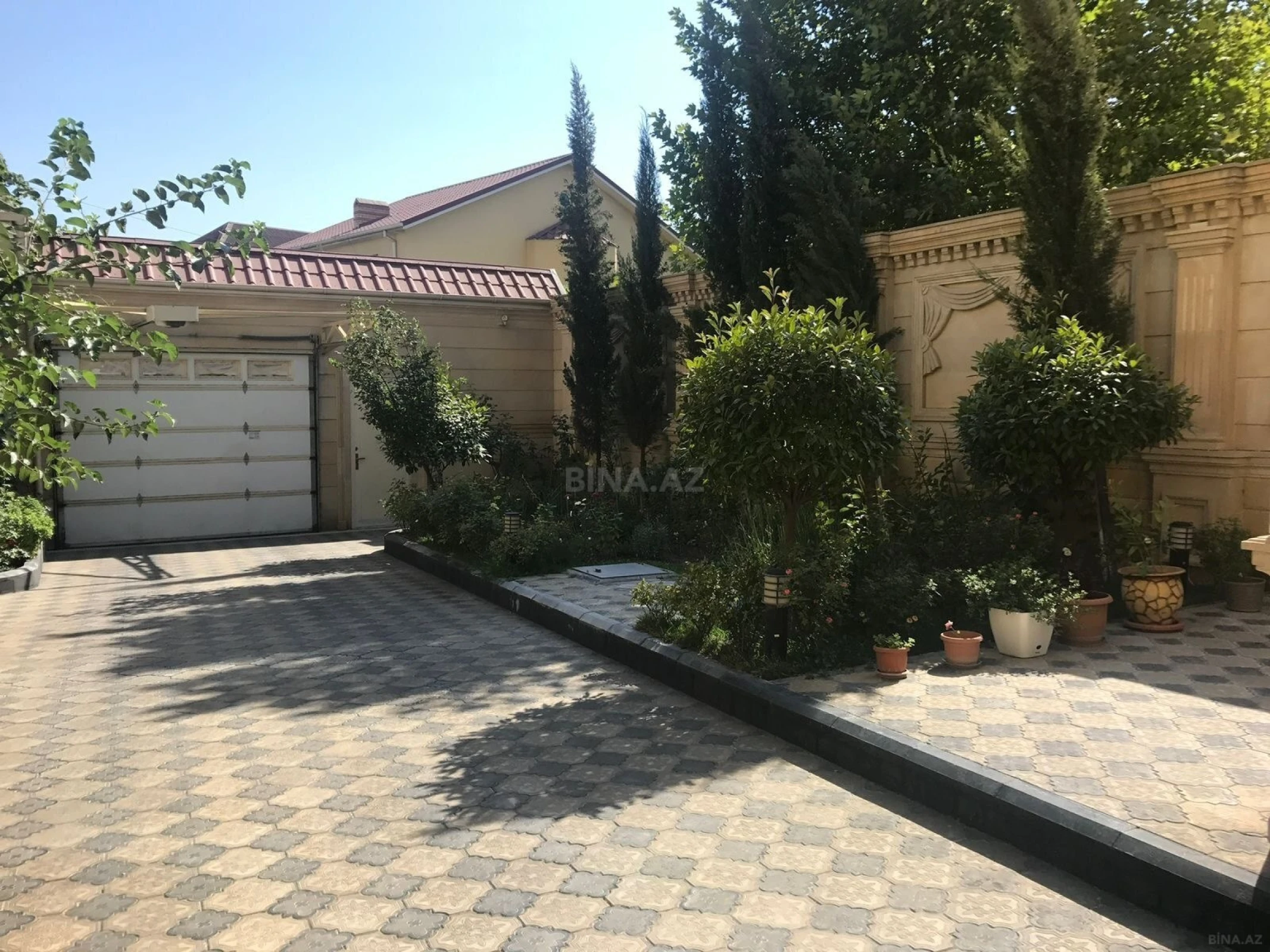 Satılır 9 otaqlı həyət evi 671 m²