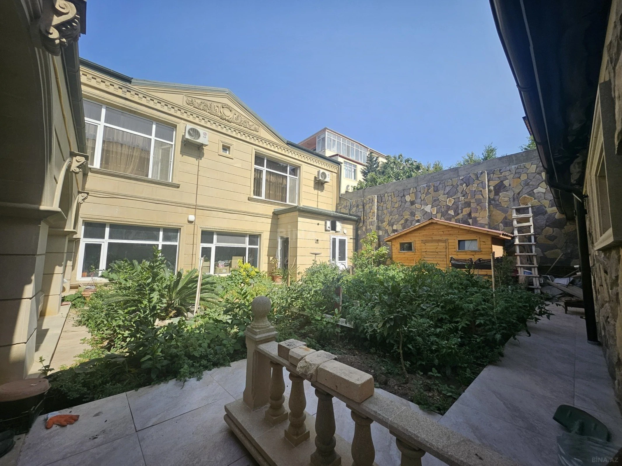 Satılır 7 otaqlı həyət evi 420 m²