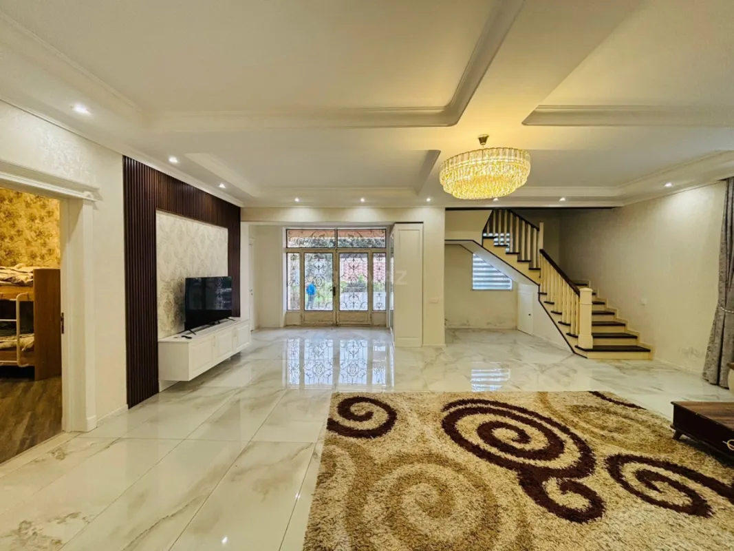 Satılır 5 otaqlı həyət evi 220 m²