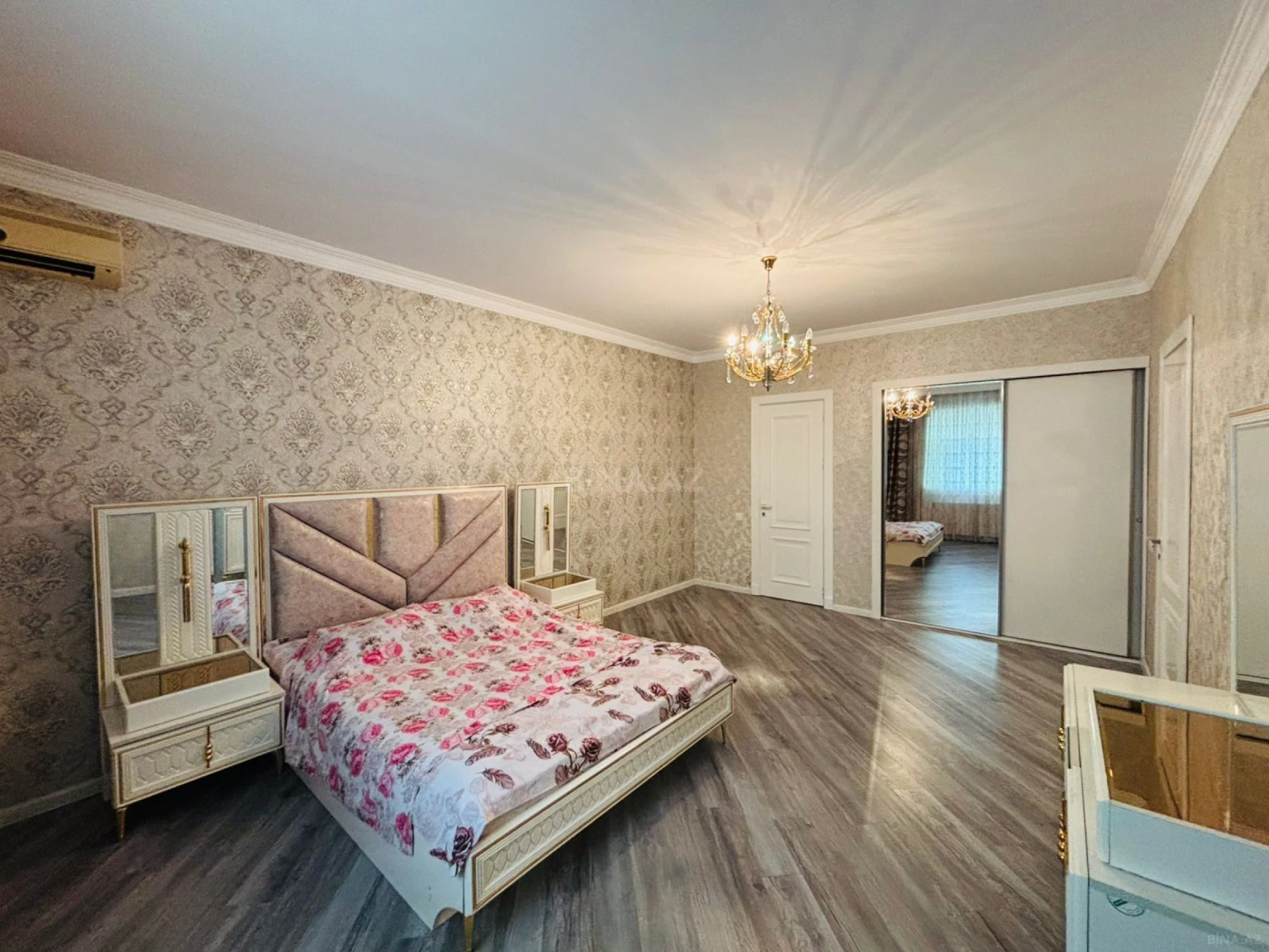 Satılır 5 otaqlı həyət evi 220 m²