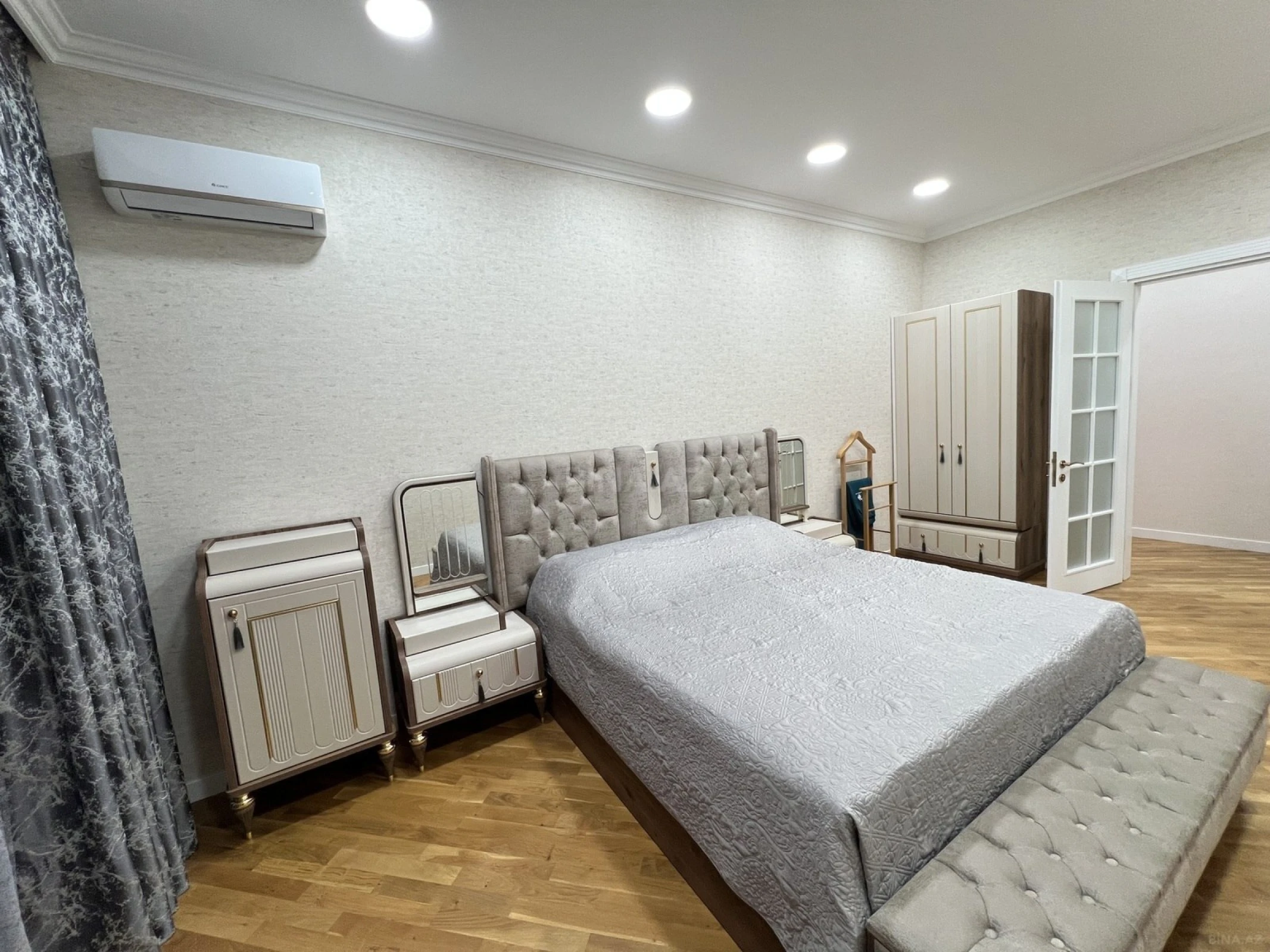 Satılır 3 otaqlı mənzil 140 m²