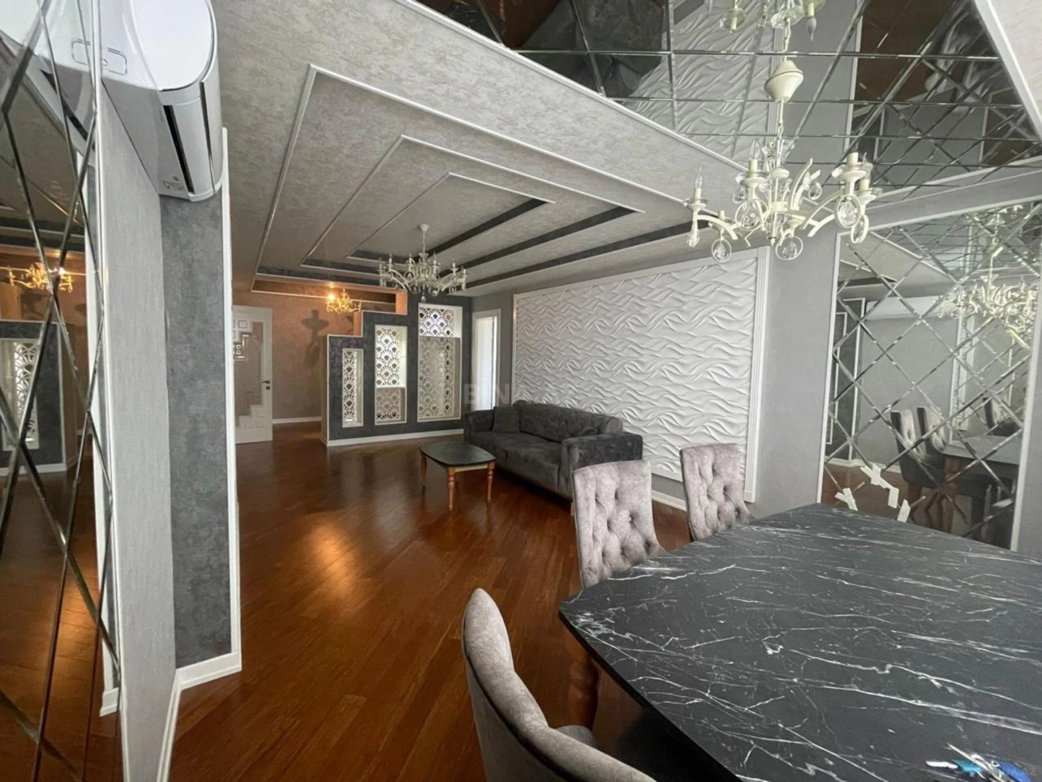 Kirayə verilir 2 otaqlı mənzil 90 m²