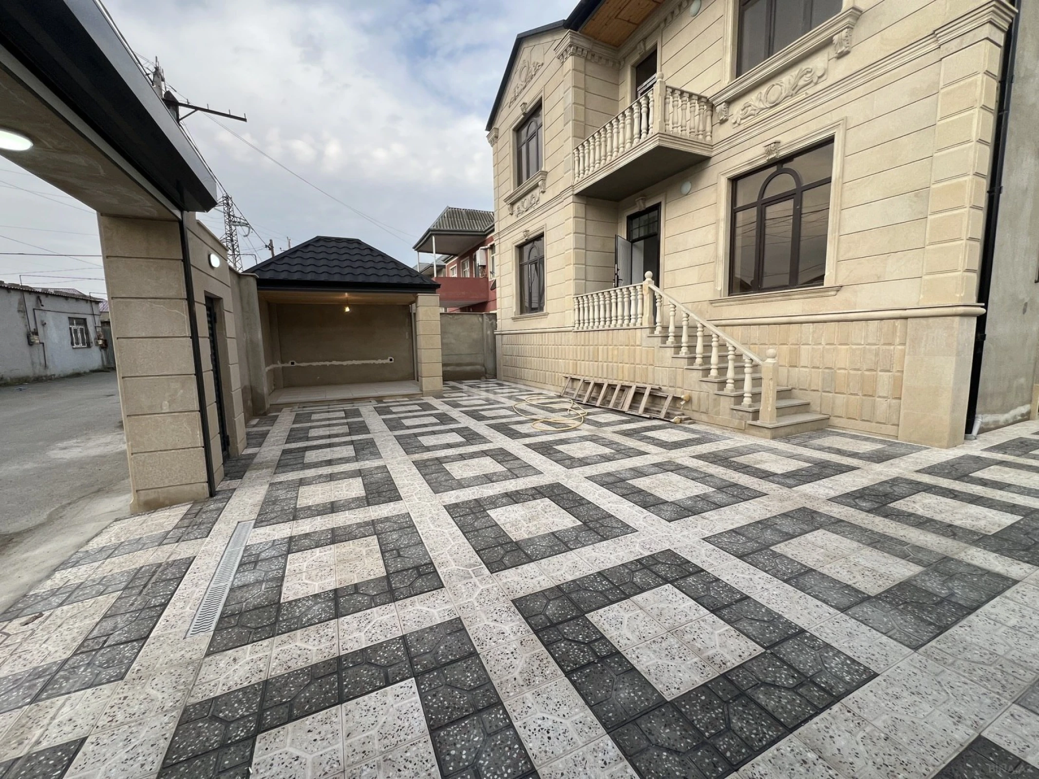 Satılır 6 otaqlı həyət evi 220 m²