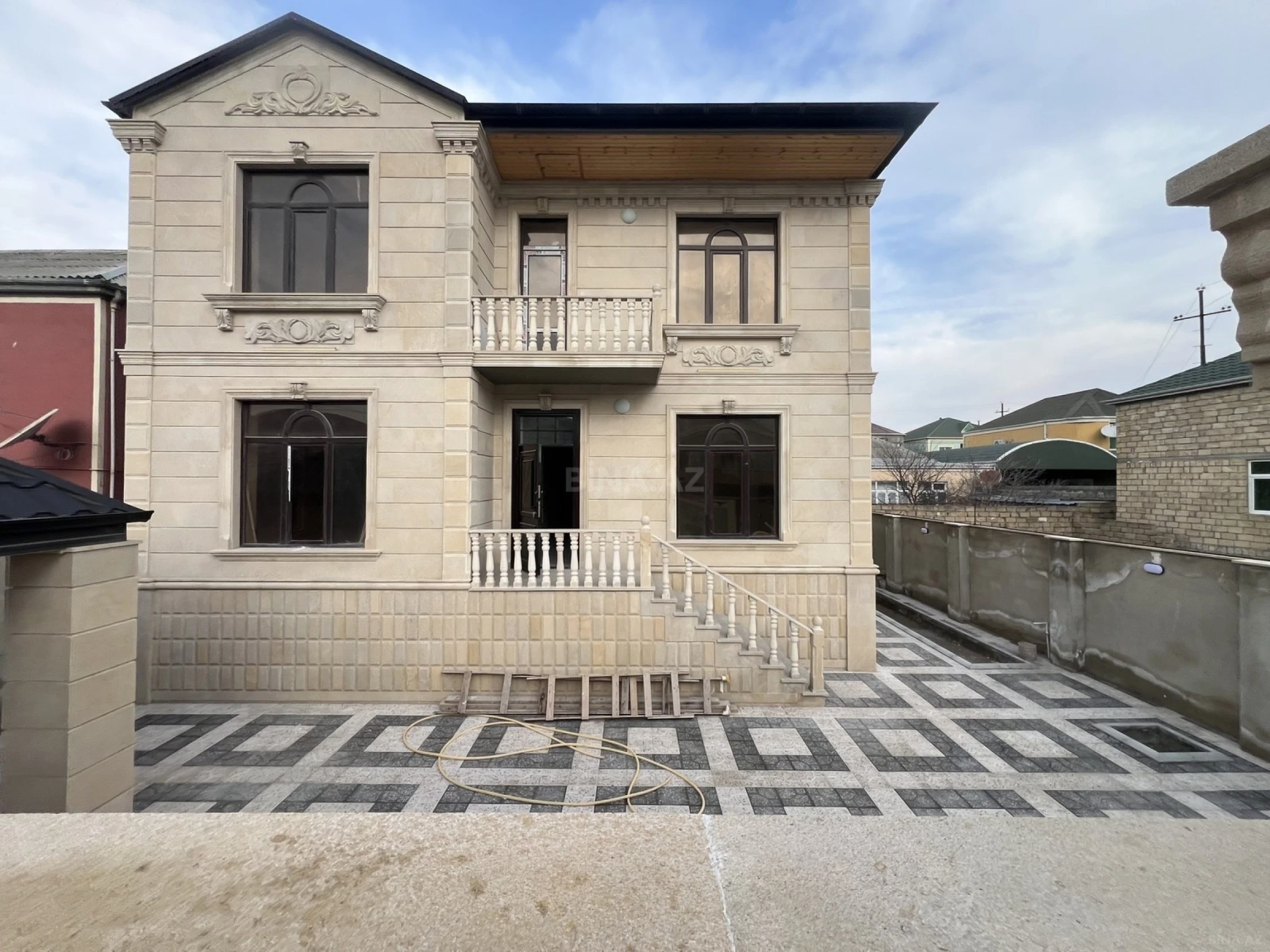Satılır 6 otaqlı həyət evi 220 m²