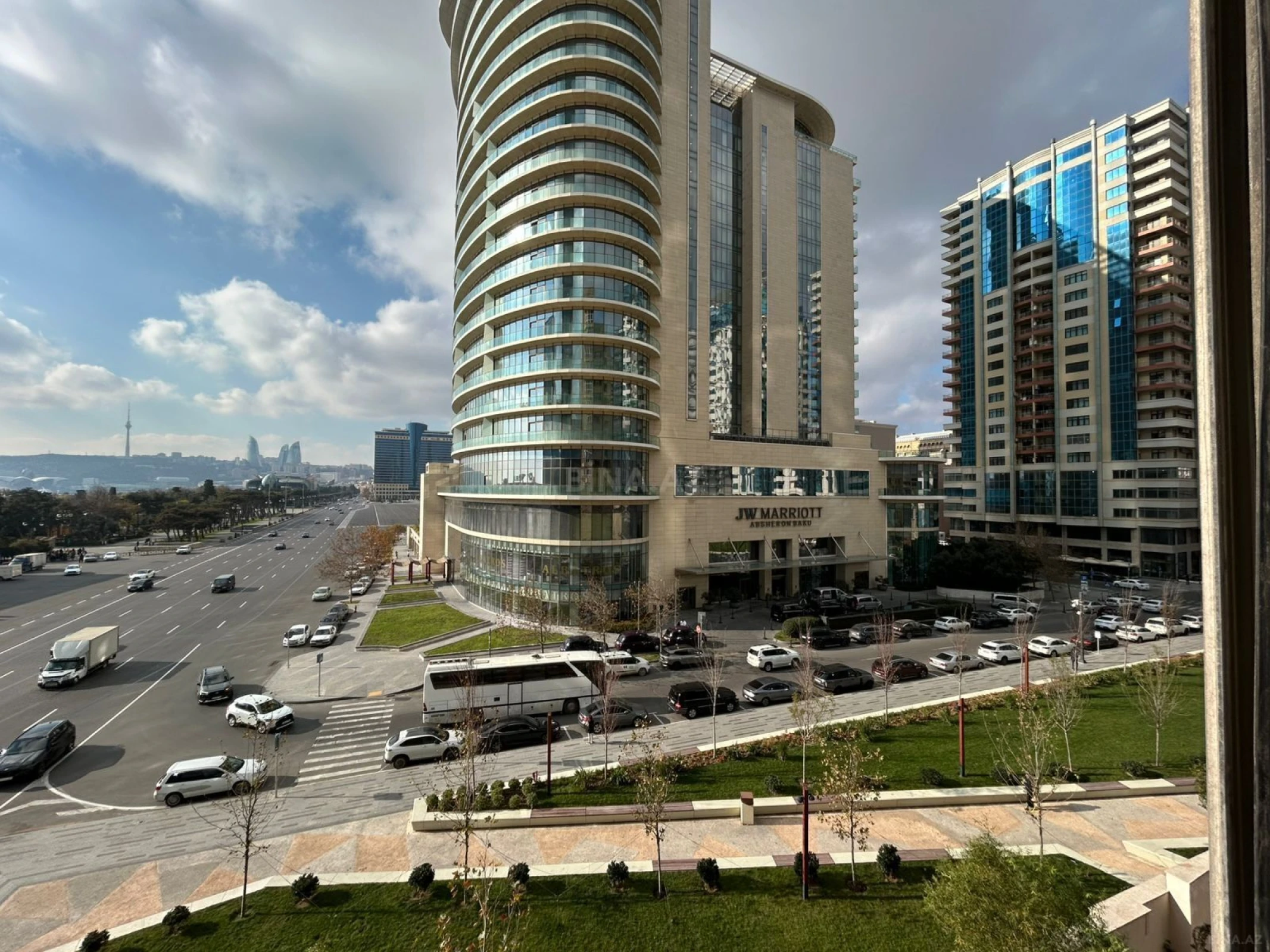 Satılır 4 otaqlı mənzil 200 m²