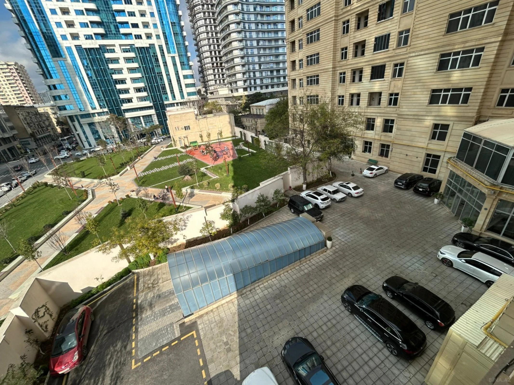 Satılır 4 otaqlı mənzil 200 m²