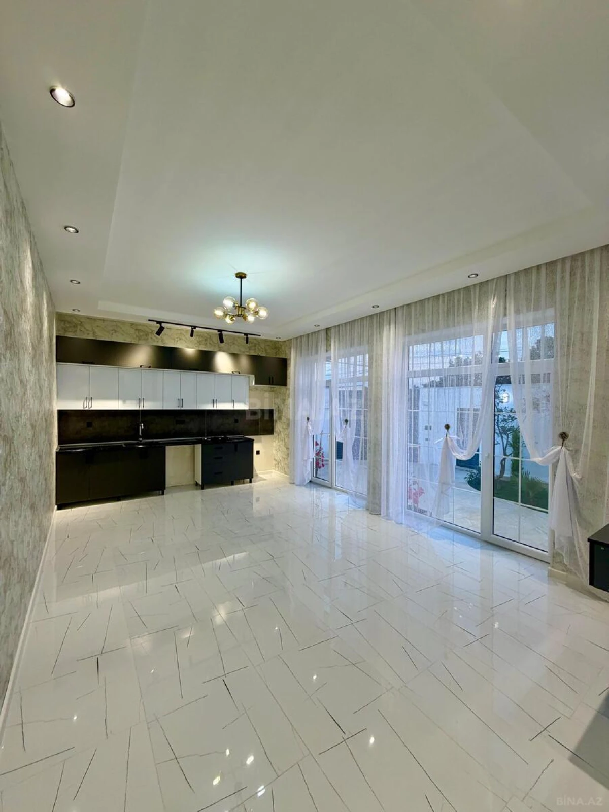 Satılır 5 otaqlı həyət evi 180 m²