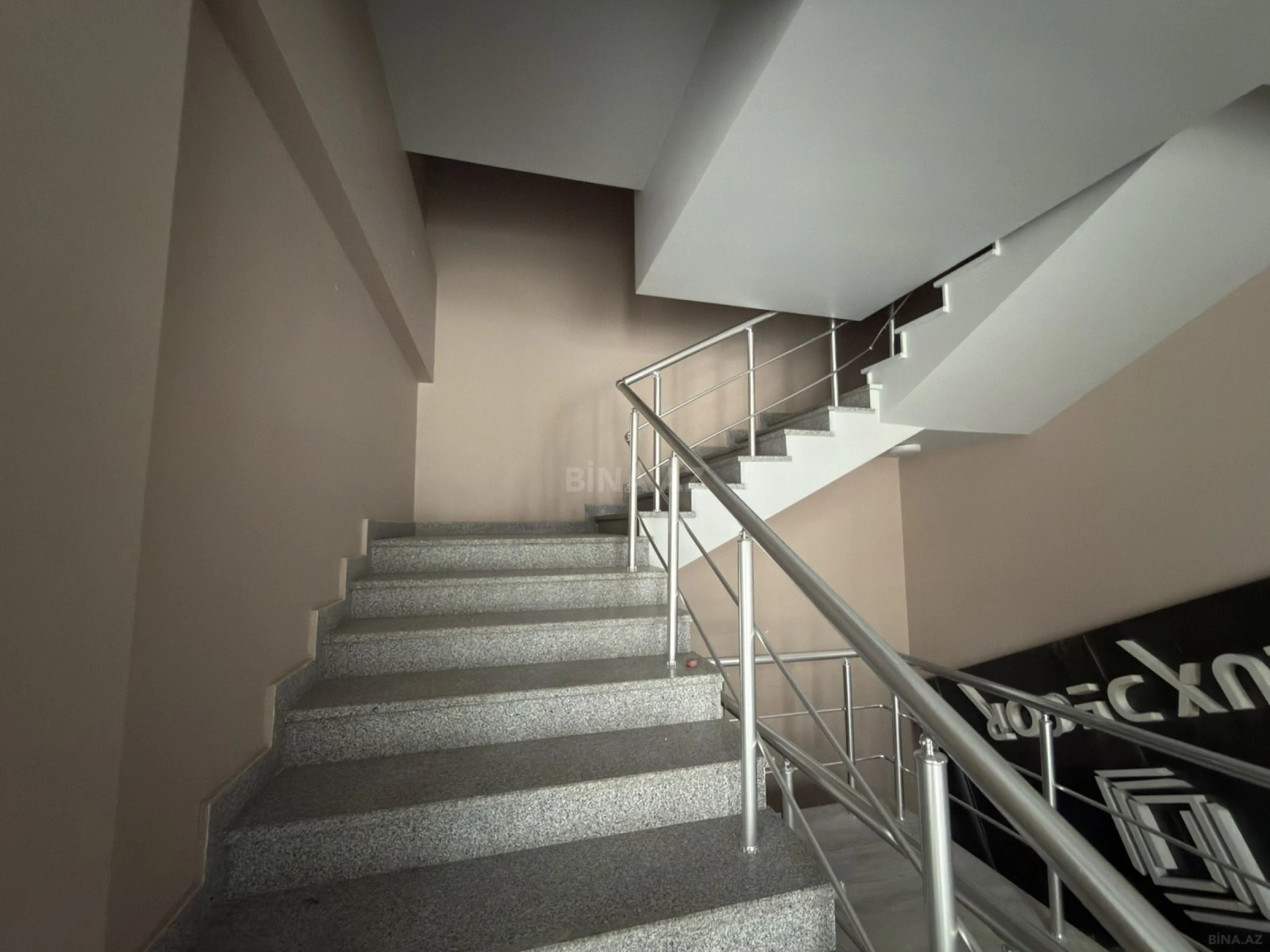 Satılır obyekt 353 m²