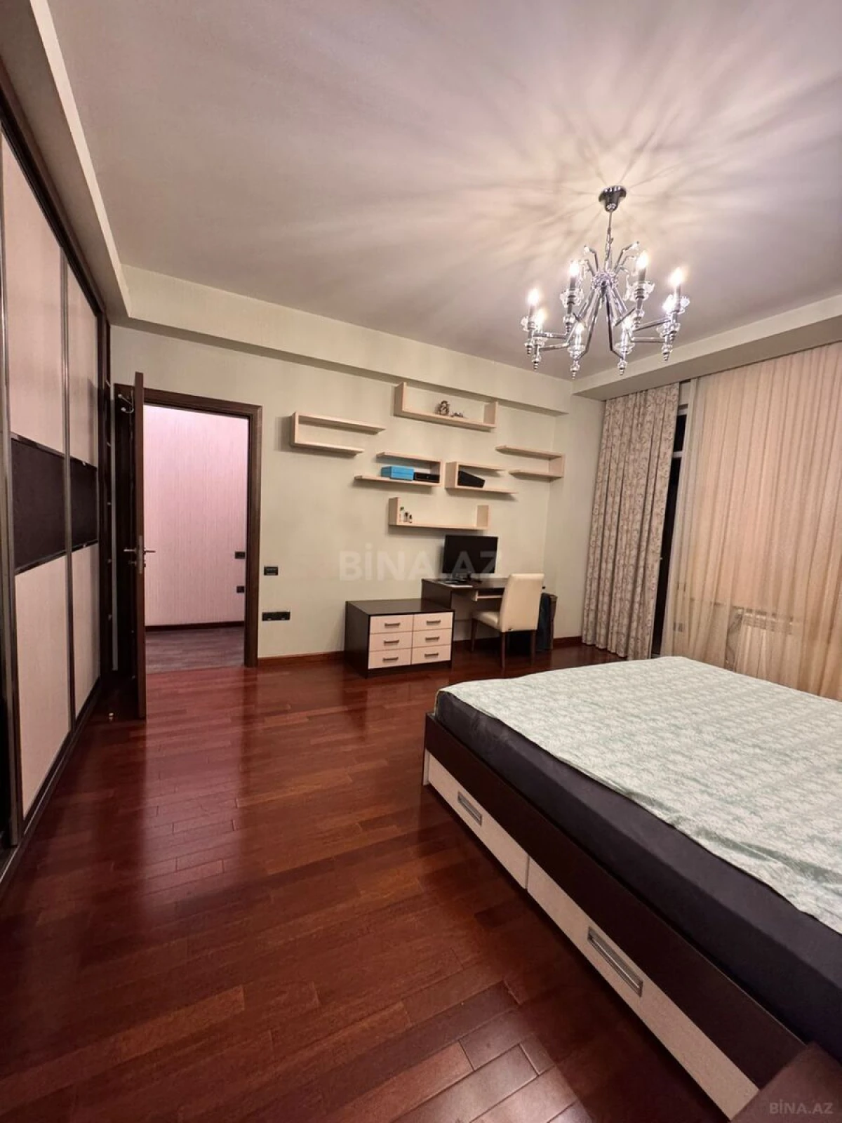 Satılır 3 otaqlı mənzil 157 m²