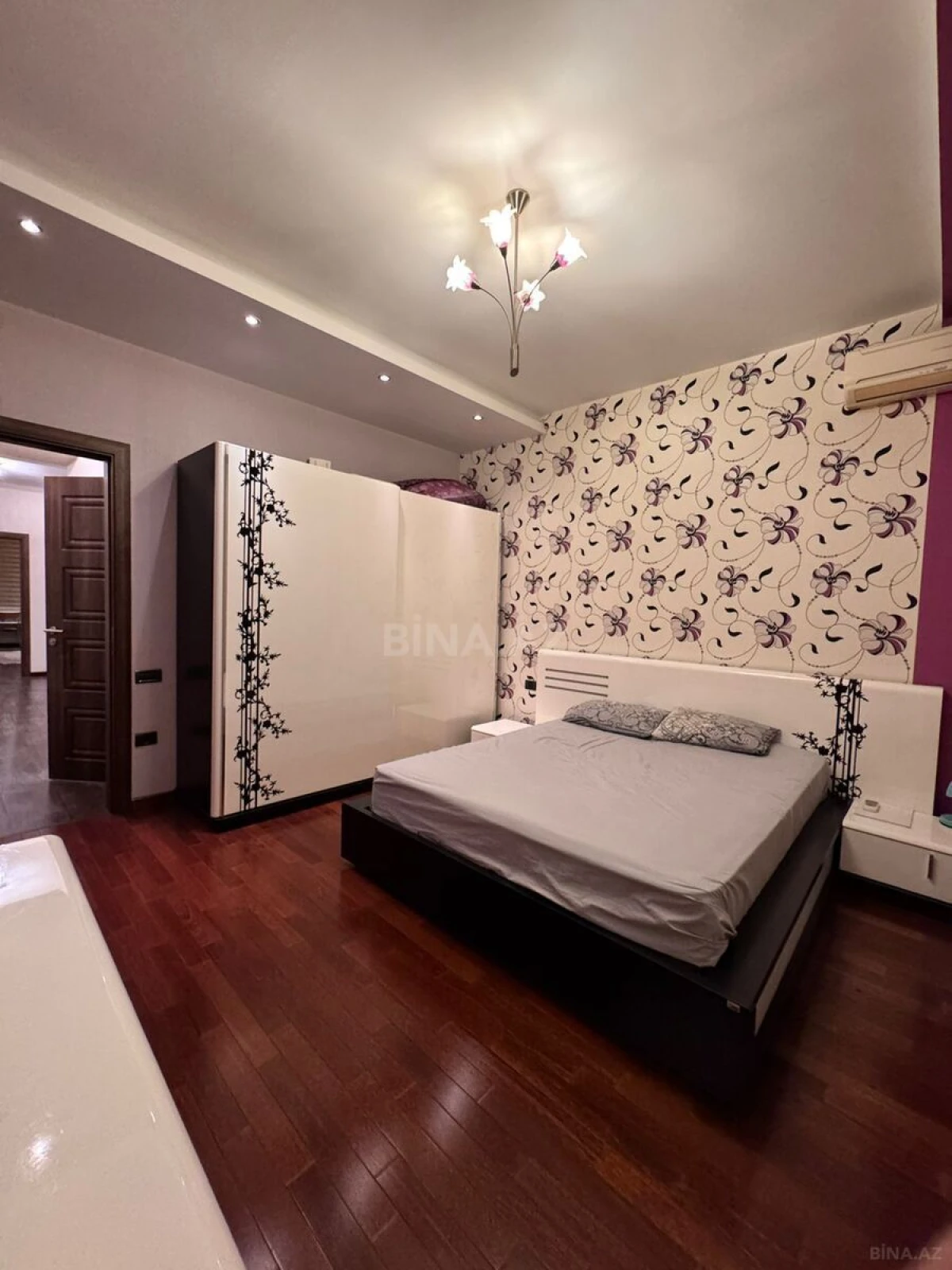 Satılır 3 otaqlı mənzil 157 m²