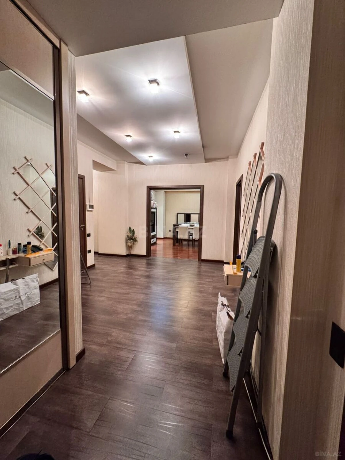 Satılır 3 otaqlı mənzil 157 m²