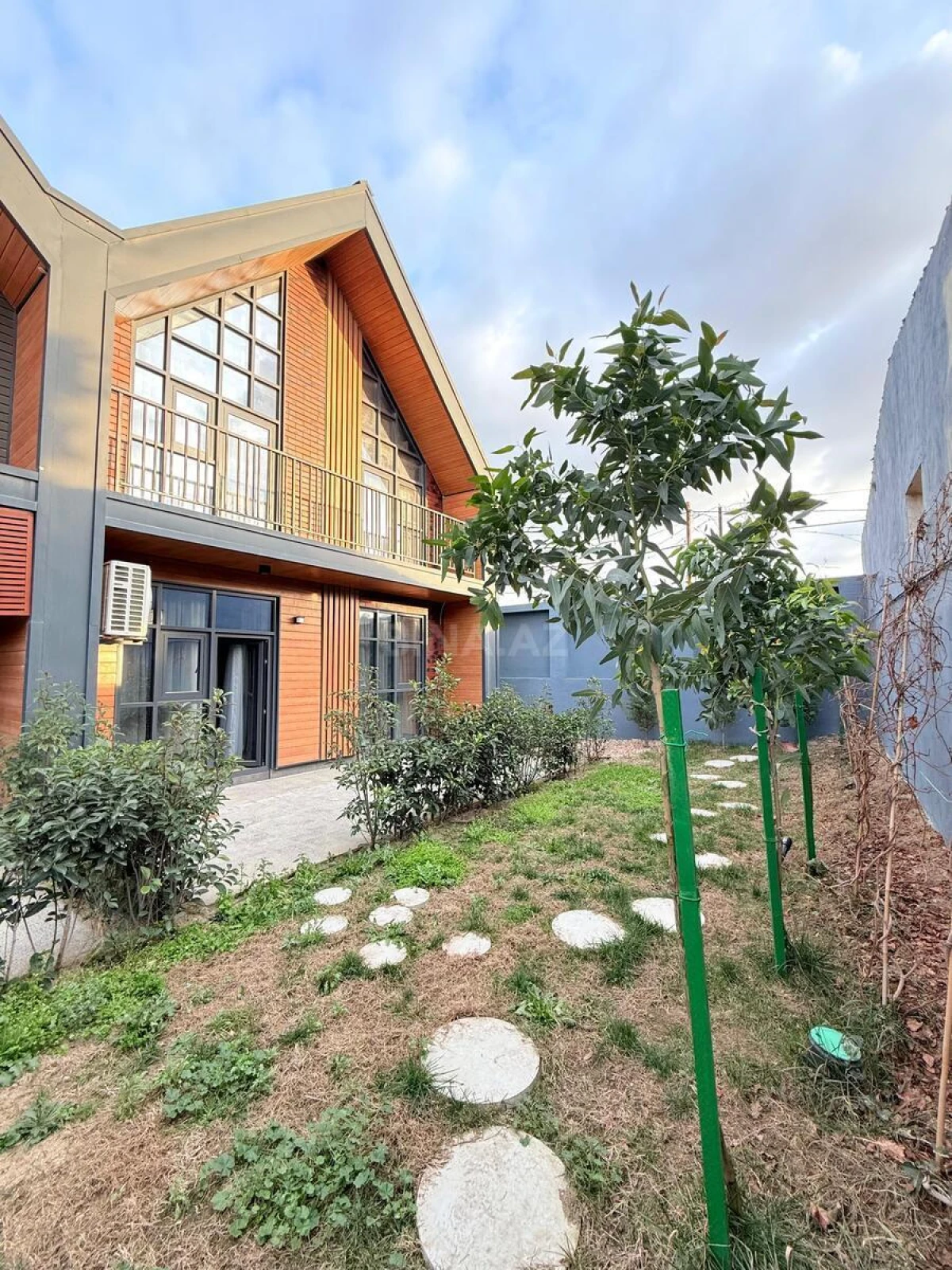 Satılır 4 otaqlı həyət evi 275 m²