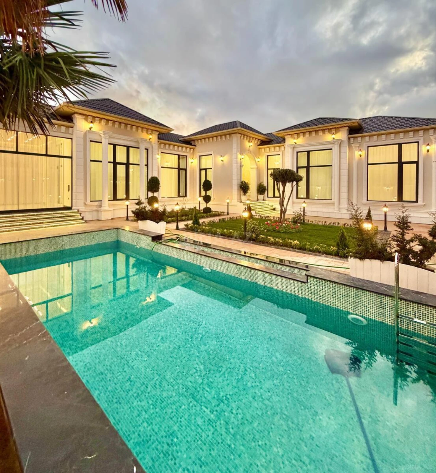 Satılır 5 otaqlı həyət evi 250 m²