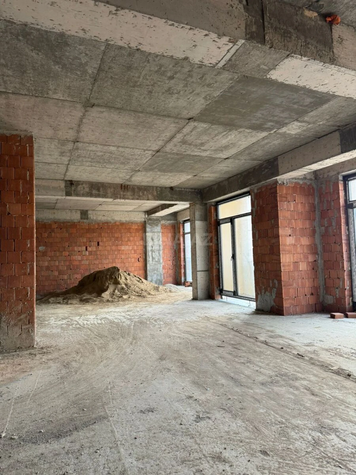 Satılır 3 otaqlı mənzil 131 m²