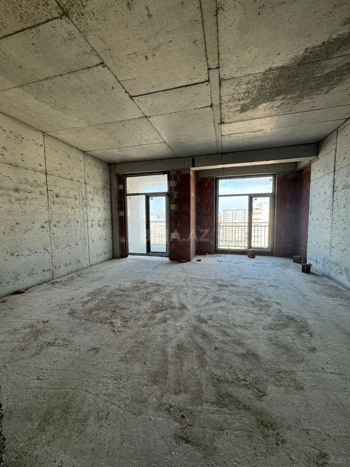 Satılır 3 otaqlı mənzil 131 m²