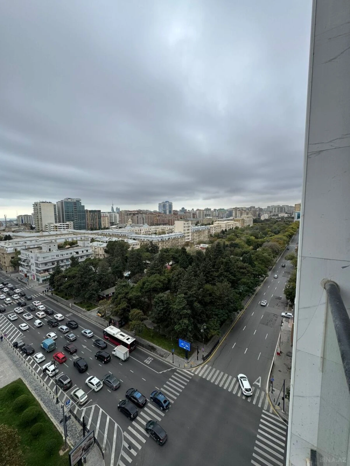 Satılır 3 otaqlı mənzil 131 m²