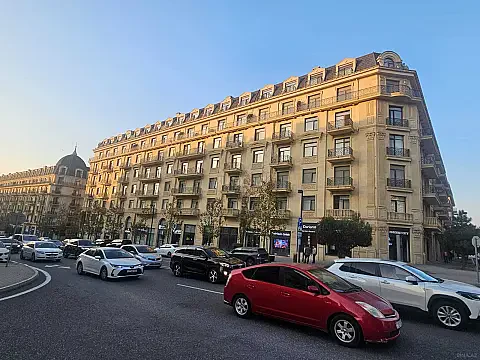 Satılır 3 otaqlı mənzil 139 m²