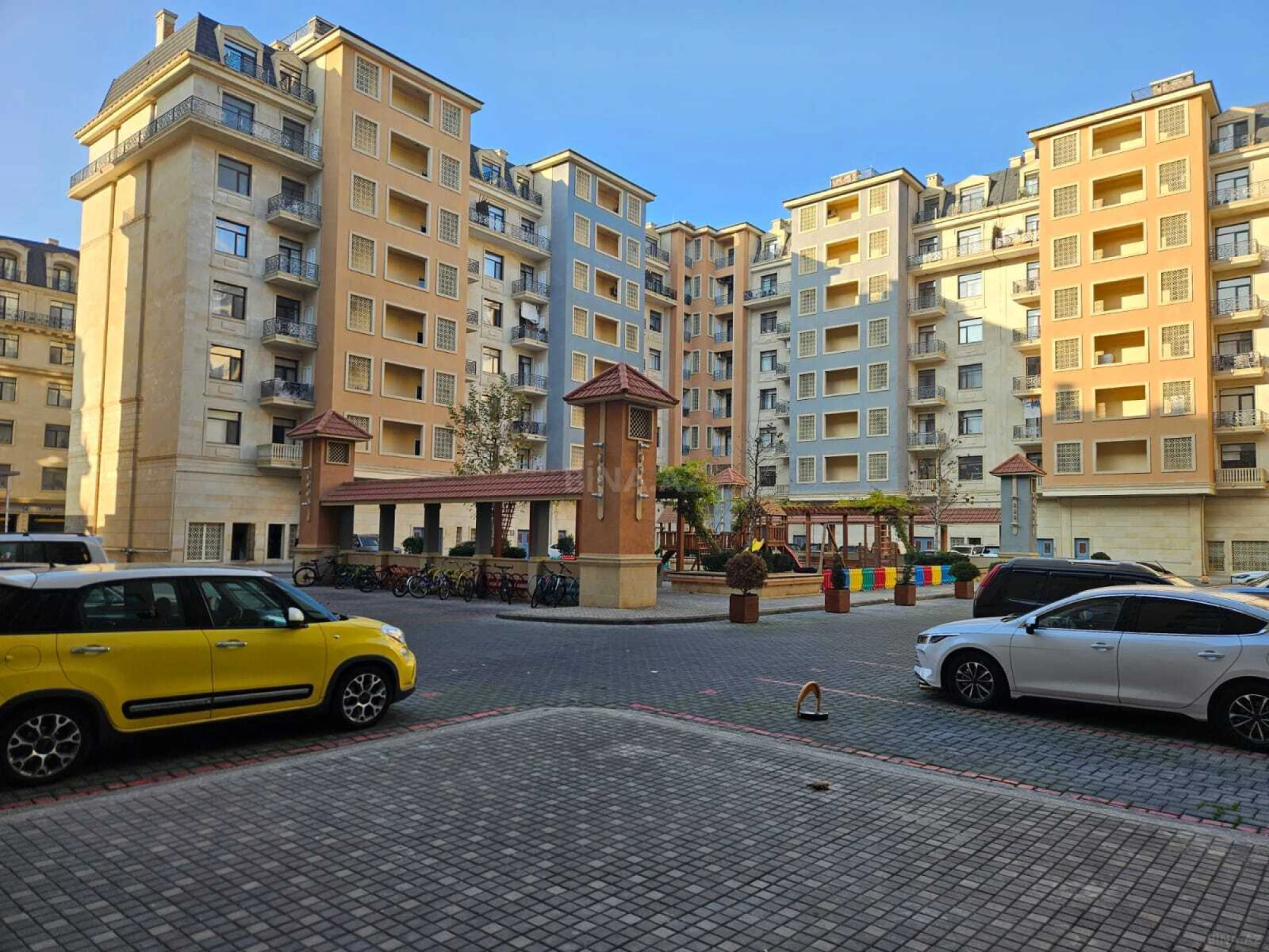 Satılır 3 otaqlı mənzil 139 m²