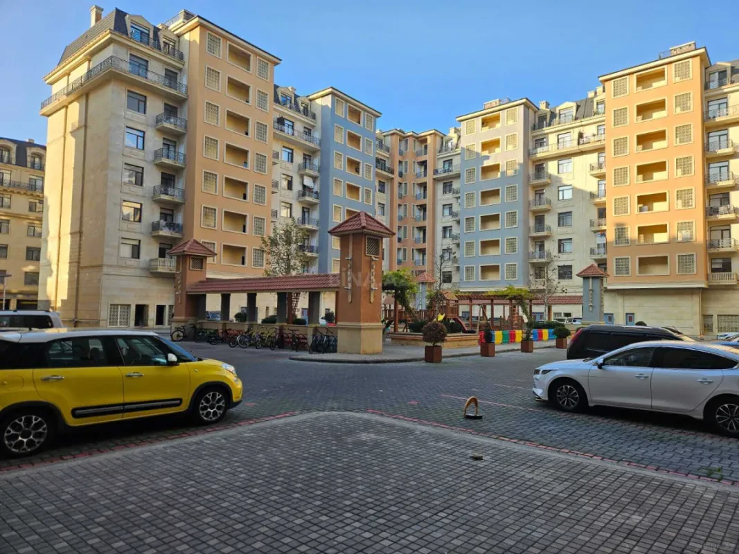 Satılır 3 otaqlı mənzil 139 m²