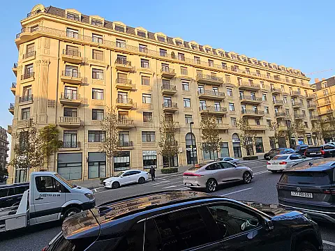 Satılır 3 otaqlı mənzil 139 m²