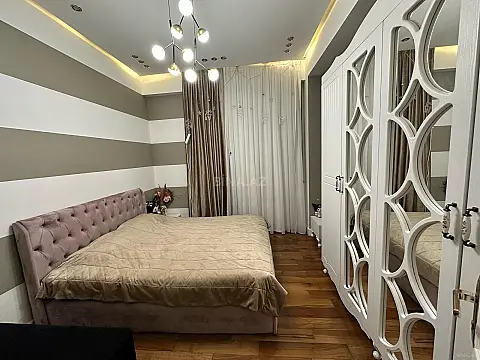 Satılır 4 otaqlı mənzil 135 m²