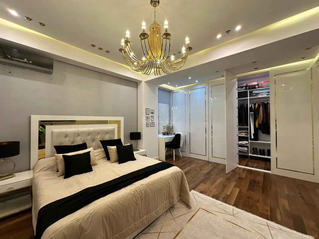 Satılır 4 otaqlı mənzil 135 m²