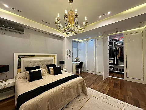 Satılır 4 otaqlı mənzil 135 m²