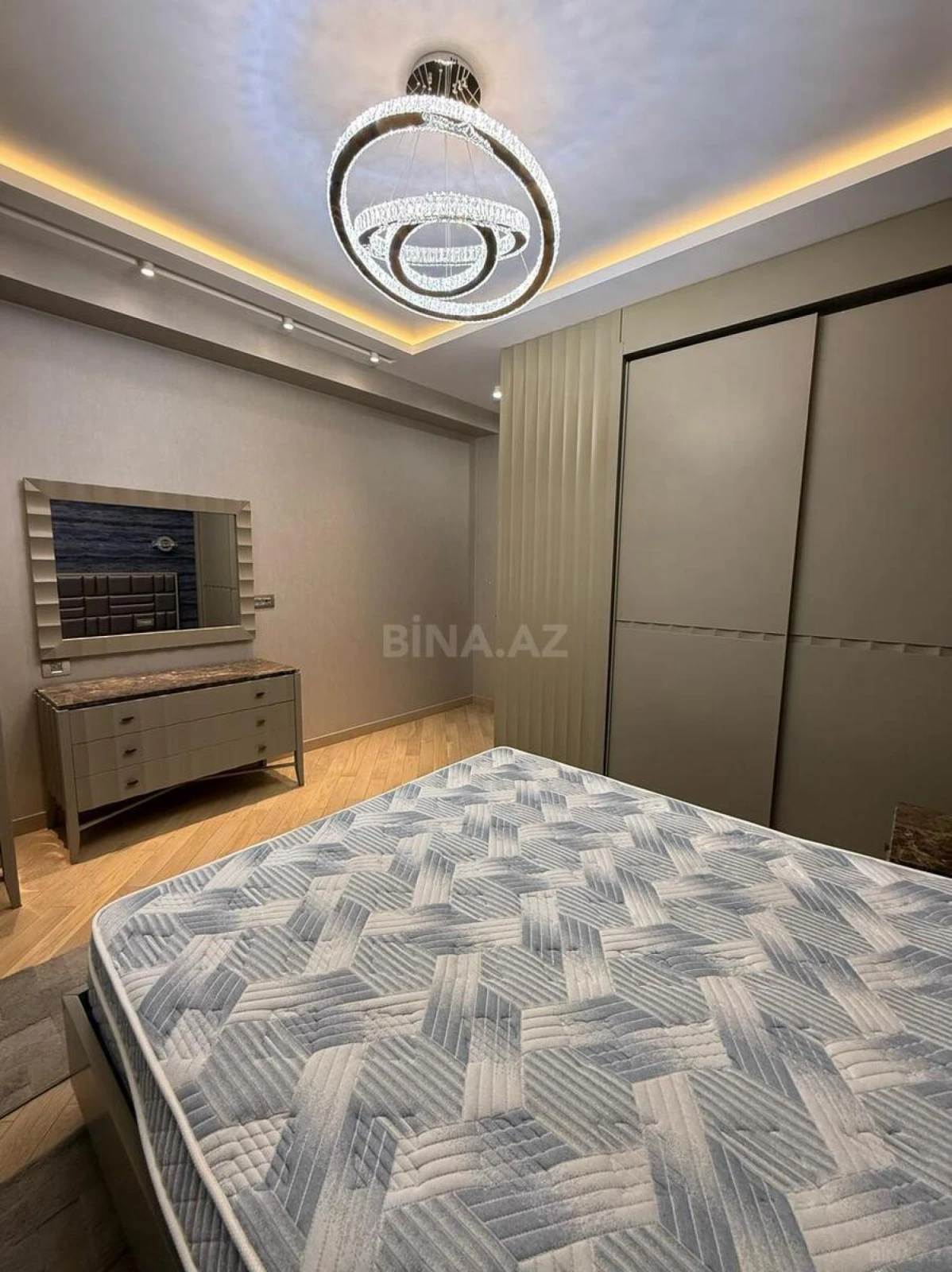Kirayə verilir 3 otaqlı mənzil 161 m²
