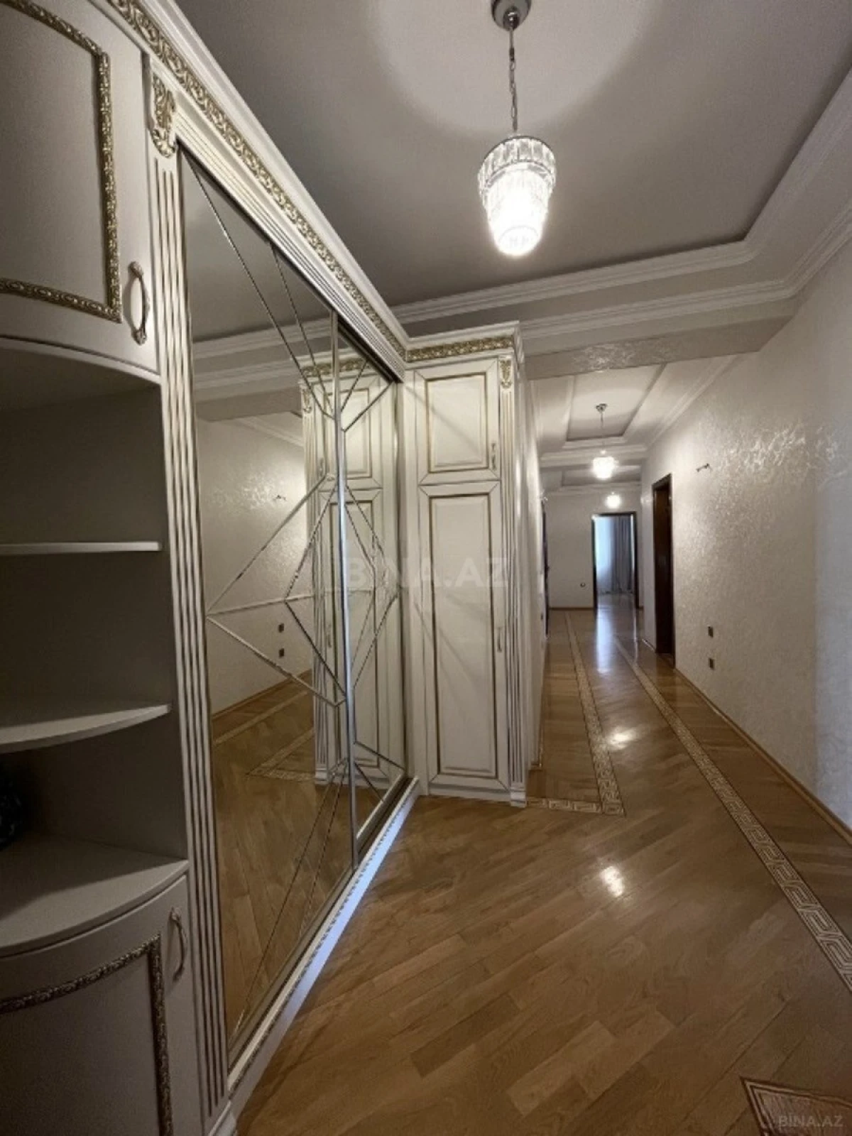 Satılır 4 otaqlı mənzil 167 m²