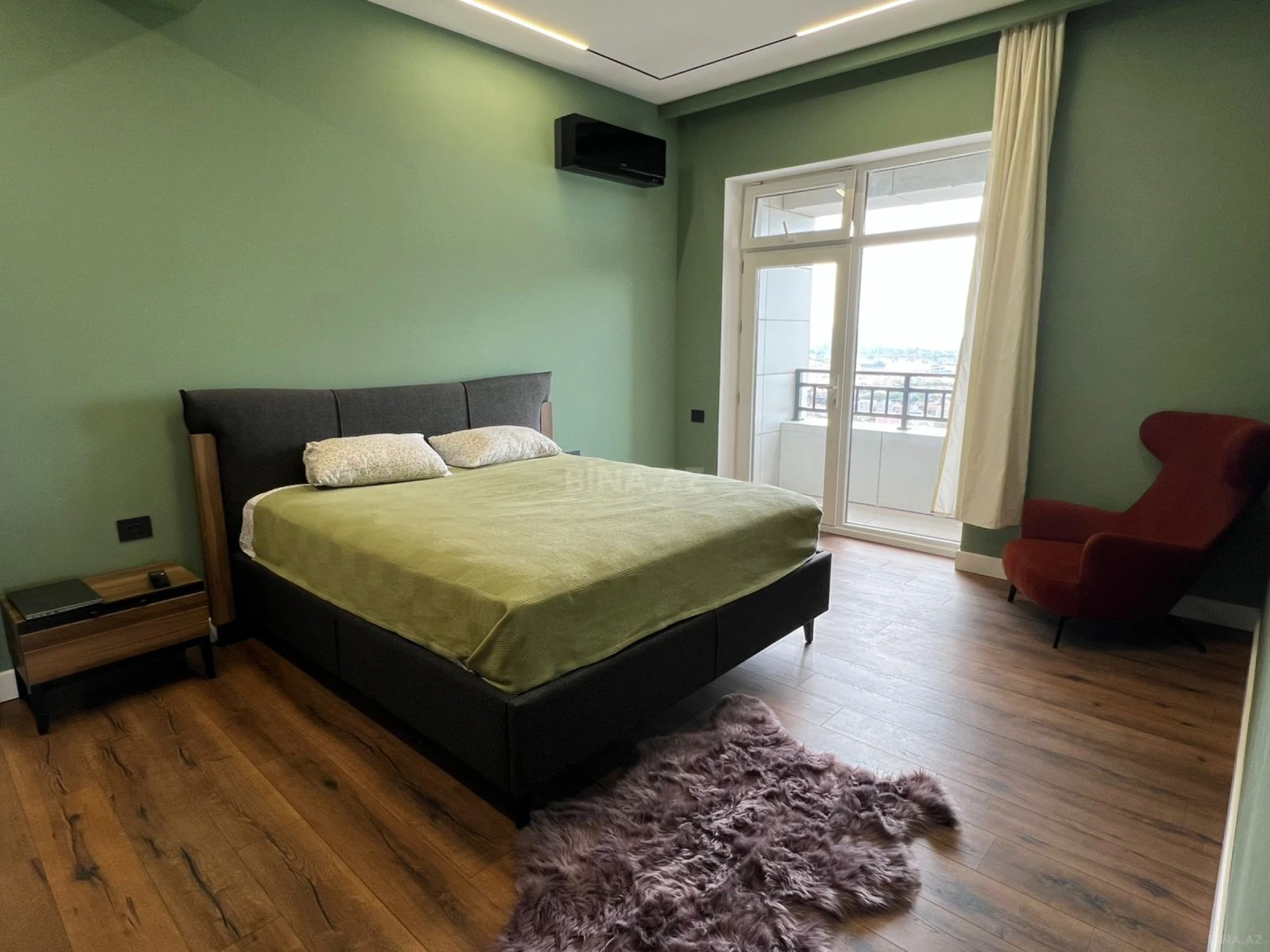 Kirayə verilir 4 otaqlı mənzil 210 m²